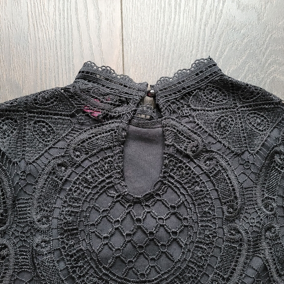 ❌️SOLD❌️Crochet Lace Crop Top - Picture 7 of 9